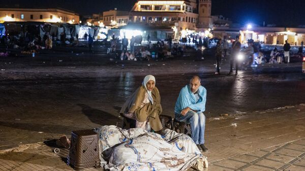 Жители Марракеша со своими вещами сидят на площади после мощного землетрясения - اسپوتنیک افغانستان  