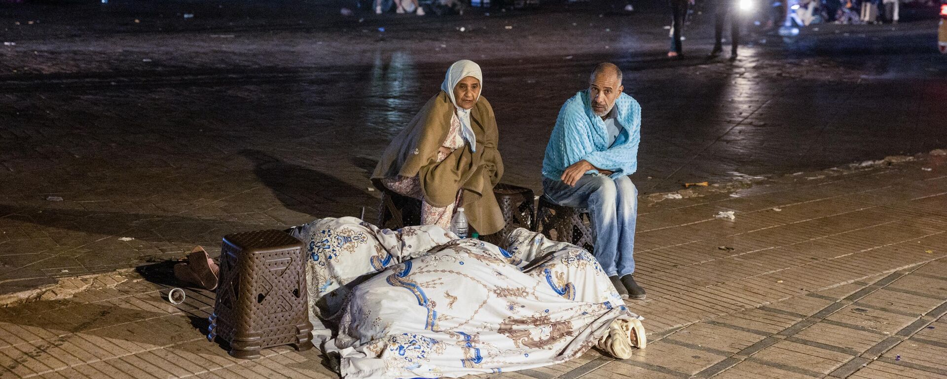 Жители Марракеша со своими вещами сидят на площади после мощного землетрясения - اسپوتنیک افغانستان  , 1920, 09.09.2023