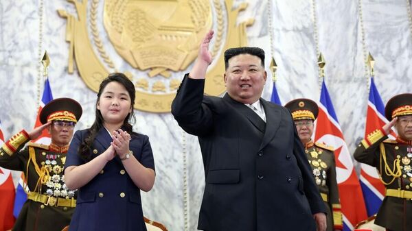 Ким Чен Ын с дочерью Ким Чжу Э на параде в честь 75-летия КНДР, Пхеньян, 8 сентября 2023 - اسپوتنیک افغانستان  
