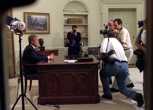 پرزیدنت بوش از پنجره‌های دفتر کاخ سفید در واشنگتن، سه‌شنبه، 11 سپتامبر 2001، در حالی که درباره حملات تروریستی در مرکز تجارت جهانی و پنتاگون خطاب به ملت سخن می‌گوید. - اسپوتنیک افغانستان  