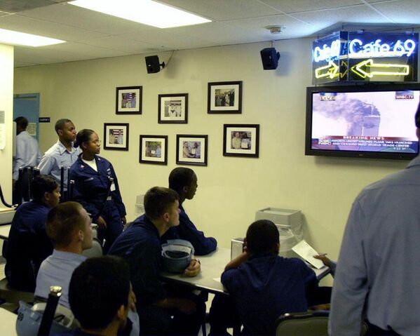 در ناو هواپیمابر USS EISENHOWER (CVN 69)، ملوانان نیروی دریایی ایالات متحده (USN) گزارش های خبری تلویزیونی را تماشا می کنند که مرکز تجارت جهانی را در طول حملات تروریستی نشان می دهد. - اسپوتنیک افغانستان  