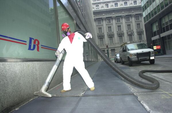 یک کارگر در 15 سپتامبر 2001 پس از حملات تروریستی 11 سپتامبر به مرکز تجارت جهانی در شهر نیویورک، آوارها را در مرکز شهر منهتن جارو می کند. - اسپوتنیک افغانستان  
