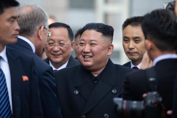 رئیس شورای دولتی جمهوری دموکراتیک خلق کره، کیم جونگ اون در استیشن راه آهن ولادی وستوک. تصویر جزوه ای است که توسط شخص ثالث ارائه شده است. فقط استفاده از تحریریه ممنوعیت بایگانی، استفاده تجارتی، کمپین تبلیغاتی - اسپوتنیک افغانستان  
