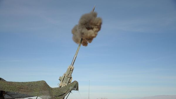 Запуск M982 Excalibur 155 мм из ствола гаубицы M777 во время стрельбы, США - اسپوتنیک افغانستان  