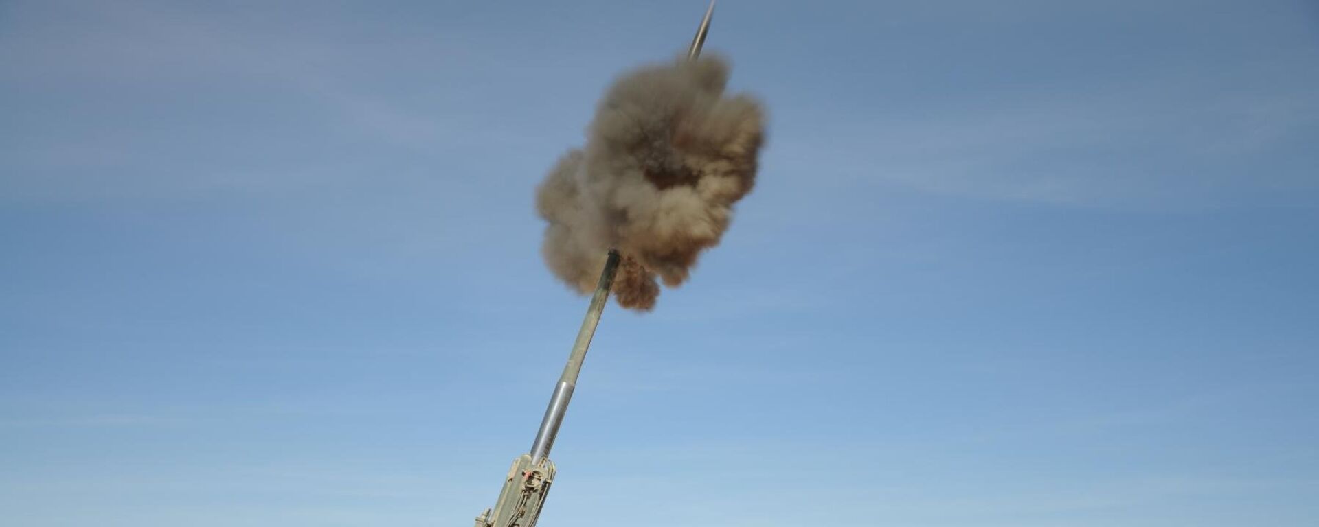 Запуск M982 Excalibur 155 мм из ствола гаубицы M777 во время стрельбы, США - اسپوتنیک افغانستان  , 1920, 17.09.2023