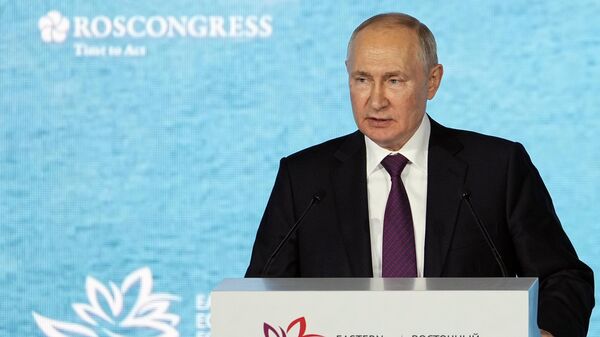 Президент РФ Владимир Путин выступает на пленарной сессии VIII Восточного экономического форума - اسپوتنیک افغانستان  