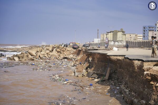 در این عکس ارائه شده توسط دولت لیبیا، یک جاده ساحلی پس از سیل شدید در درنا، لیبیا، در روز دوشنبه، 11 سپتامبر 2023 فرو ریخته است. طوفان مدیترانه ای دانیل باعث سیل ویرانگر در لیبی شد که سدها را شکست و کل محله ها را با خود برد و خانه ها را ویران کرد.  - اسپوتنیک افغانستان  