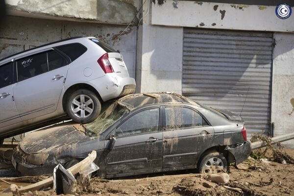 خودروها پس از سیل در درنا، لیبیا، روی هم انباشته شده اند.  - اسپوتنیک افغانستان  