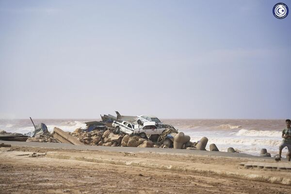 خودروها در روز دوشنبه، 11 سپتامبر 2023، در ساحل دریا در درنا، لیبیا، انباشته شده اند. - اسپوتنیک افغانستان  