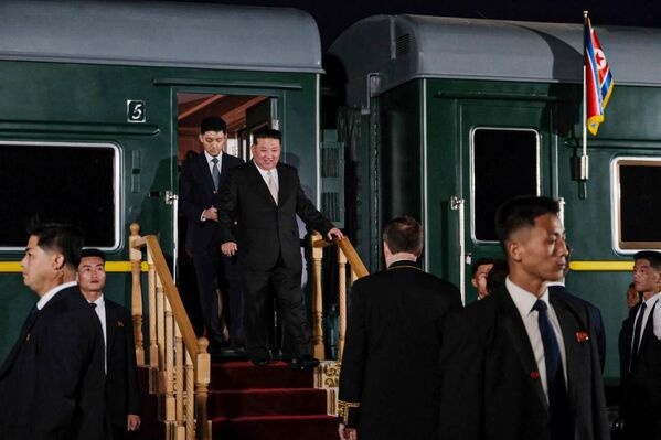 رهبر کوریای شمالی کیم جونگ اون قطار خود را در ایستگاه خاسان در منطقه پریمورسکی ترک می کند.  - اسپوتنیک افغانستان  