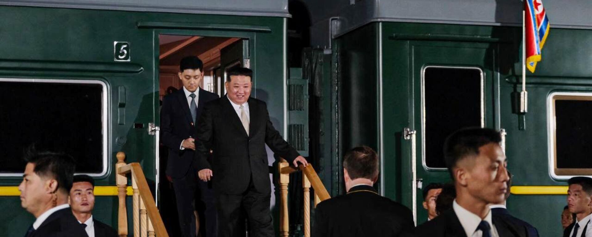Лидер КНДР Ким Чен Ын выходит из вагона поезда на станции Хасан в Приморском крае - اسپوتنیک افغانستان  , 1920, 12.09.2023