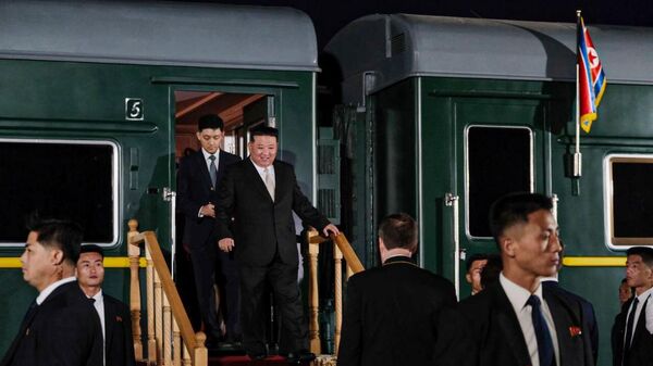 Лидер КНДР Ким Чен Ын выходит из вагона поезда на станции Хасан в Приморском крае - اسپوتنیک افغانستان  