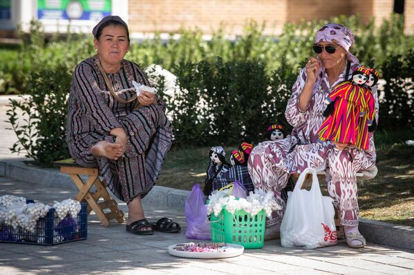 زنان در مرکز سمرقند سوغاتی و شیرینی می فروشند. - اسپوتنیک افغانستان  
