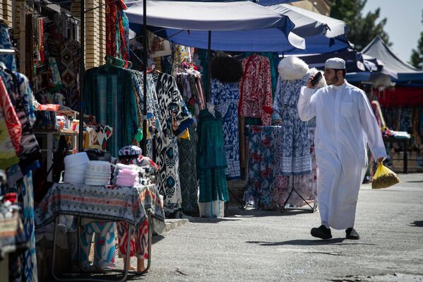 مردی در بازار سیاب - بزرگترین و قدیمی ترین بازار سمرقند. - اسپوتنیک افغانستان  