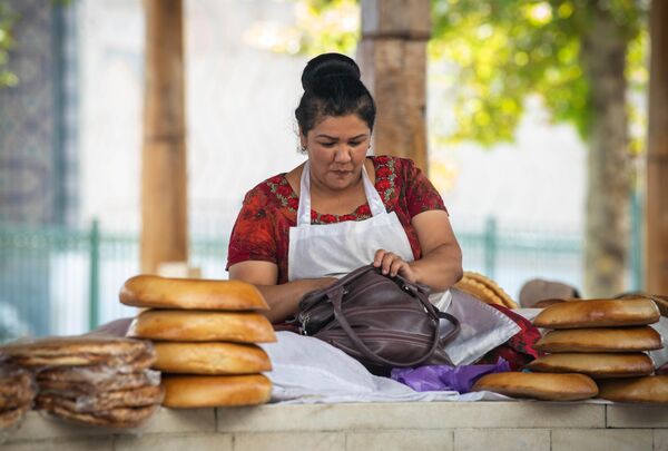 نان فروش در بازار سیاب، بزرگترین و قدیمی ترین بازار سمرقند. - اسپوتنیک افغانستان  
