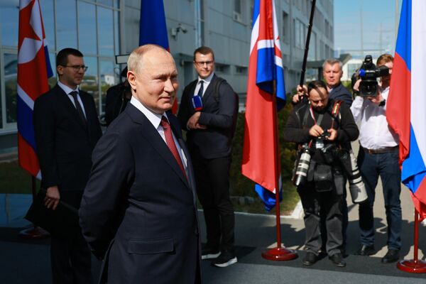  رئیس جمهور روسیه ولادیمیر پوتین در ایستگاه فضاپیمای وستوچنی. - اسپوتنیک افغانستان  