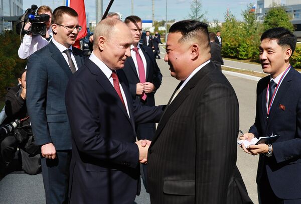 ولادیمیر پوتین رئیس جمهور روسیه و رهبر کوریای شمالی، کیم جونگ اون در ایستگاه فضایی وستوچنی - اسپوتنیک افغانستان  