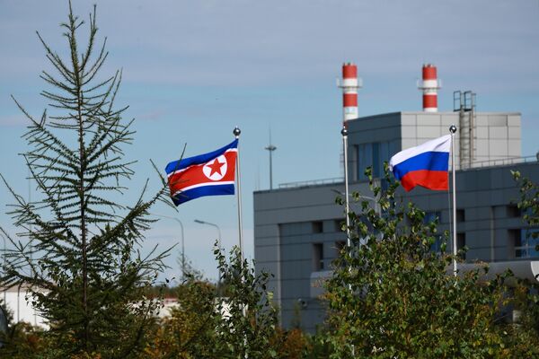 در 13 سپتامبر 2023 برچم کشور های روسیه و کوریای شمالی در برابر ایستگاه فضایی وستوچنی جایی که مذاکراتی بین رهبران این دو کشور برگزار می شود، برافراشته شده است. - اسپوتنیک افغانستان  