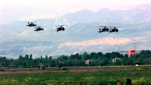 Ударные вертолеты армии США UH-60 Black Hawk и AH-64A Apache заходят на посадку в аэропорту Ринас в Тиране, Албания, апрель 1999 года - اسپوتنیک افغانستان  