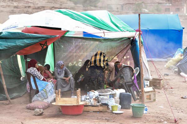 مردم در 14 سپتامبر 2023 در روستای زلزله زده اردوز در منطقه آمیزمیز مراکش در چادر جمع می شوند. تیم های امداد در روز 14 سپتامبر تلاش گسترده ای را برای امداد رسانی به روستاهای کوهستانی ویران شده مراکش انجام دادند زیرا شانس یافتن بازماندگان به سرعت از بین رفت. زلزله قدرتمندی که 2900 کشته و صدها هزار بی خانمان گذاشت - اسپوتنیک افغانستان  