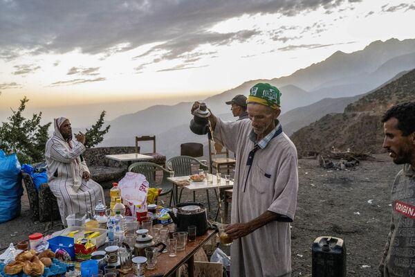 احمد حفیدی 63 ساله (راست) در 14 سپتامبر 2023 غذای رایگان به بازماندگان زلزله در نزدیکی مهمانخانه ویران شده خود در رشته کوه های اطلس در استان الحوض ارائه می دهد. زلزله 6.8 ریشتری - قوی ترین زلزله تاریخ مراکش - از زمان حمله در 8 سپتامبر در استان الحوض، در جنوب مرکز توریستی مراکش، نزدیک به 3,000 نفر کشته و بیش از 5,600 زخمی شدند. - اسپوتنیک افغانستان  