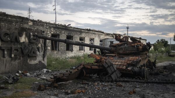 Уничтоженный танк в городе Рубежное Луганской народной республики - اسپوتنیک افغانستان  