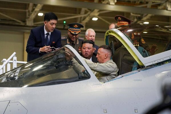 رهبر کوریای شمالی کیم جونگ اون در جریان بازدید از کارخانه هواپیماسازی یو.آ.گاگارین در کومسومولسک-نا-آمور. - اسپوتنیک افغانستان  