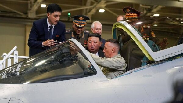Ким Чен Ын в ходе визита на авиационный завод в Комсомольске-на-Амуре - اسپوتنیک افغانستان  