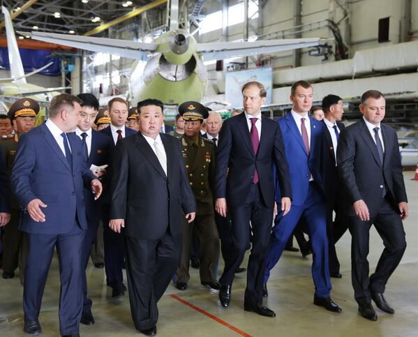 رئیس شورای دولتی کره شمالی، کیم جونگ اون، مرکز مهندسی و کارگاه تولید کارخانه هواپیماسازی Yu. A. Gagarin را در جریان بازدید از کومسومولسک-نا-آمور بازرسی می کند.حق استفاده از تصویر محفوظ است. - اسپوتنیک افغانستان  