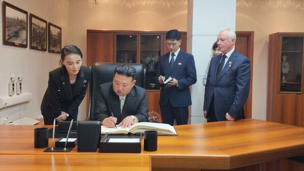 کیم جونگ اون، رئیس امور دولتی جمهوری دموکراتیک خلق کوریاس شمالی، به عنوان بخشی از سفر خود به روسیه، از کارخانه هوانوردی Komsomolsk-on-Amur به نام یو. آ. گاگارین (KnAAZ) بازدید کرد و در و در کتابچه مهمانان ویژه امضا کرد. - اسپوتنیک افغانستان  