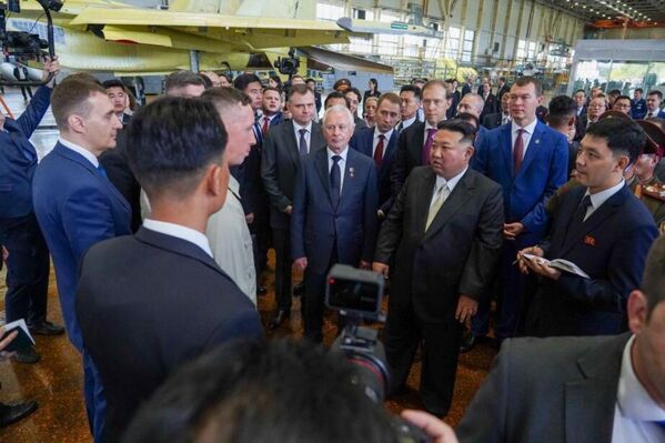رهبر کوریای شمالی کیم جونگ اون در جریان بازدید از کارخانه هواپیماسازی یو.آ.گاگارین در کومسومولسک-نا-آمور. - اسپوتنیک افغانستان  