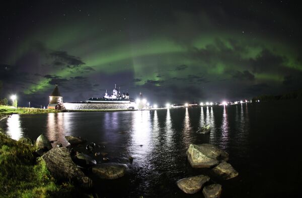 نورهای شمالی در جزیره سولووتسکی در منطقه آرخانگلسک مشاهده شد. در پس زمینه صومعه Solovetsky است. - اسپوتنیک افغانستان  