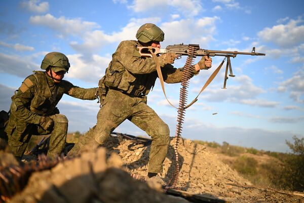 کلاس های آموزشی آتش تاکتیکی برای استخدام کنندگان کندک تفنگ موتوری دوصدمین گارد جداگانه در یکی از زمین های آموزشی در لوهانسک - اسپوتنیک افغانستان  