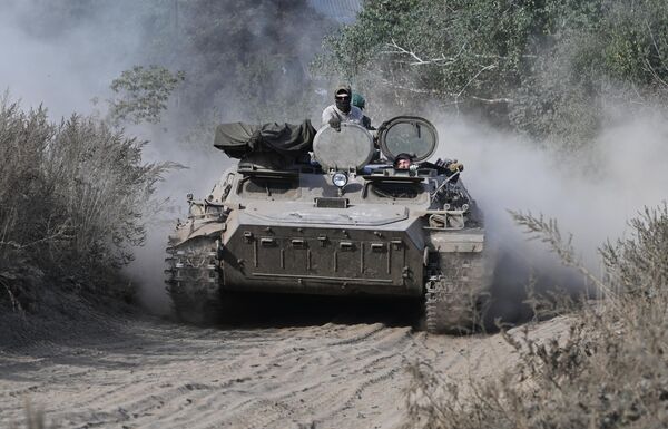 نیروهای استخدام شده کندک 200 تفنگ موتوری گارد جداگانه برای آموزش آتش تاکتیکی به یکی از زمین های آموزشی در لوهانسک می روند. - اسپوتنیک افغانستان  