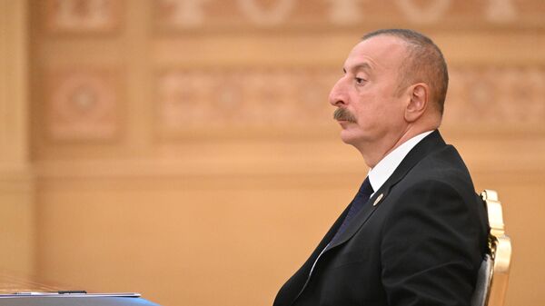Президент Азербайджана Ильхам Алиев на встрече глав государств - участников шестого Каспийского саммита в широком составе в Ашхабаде - اسپوتنیک افغانستان  