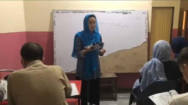 برگزاری دوره های آموزش رایگان زبان اردو برای مهاجران افغانستانی در پاکستان - اسپوتنیک افغانستان  