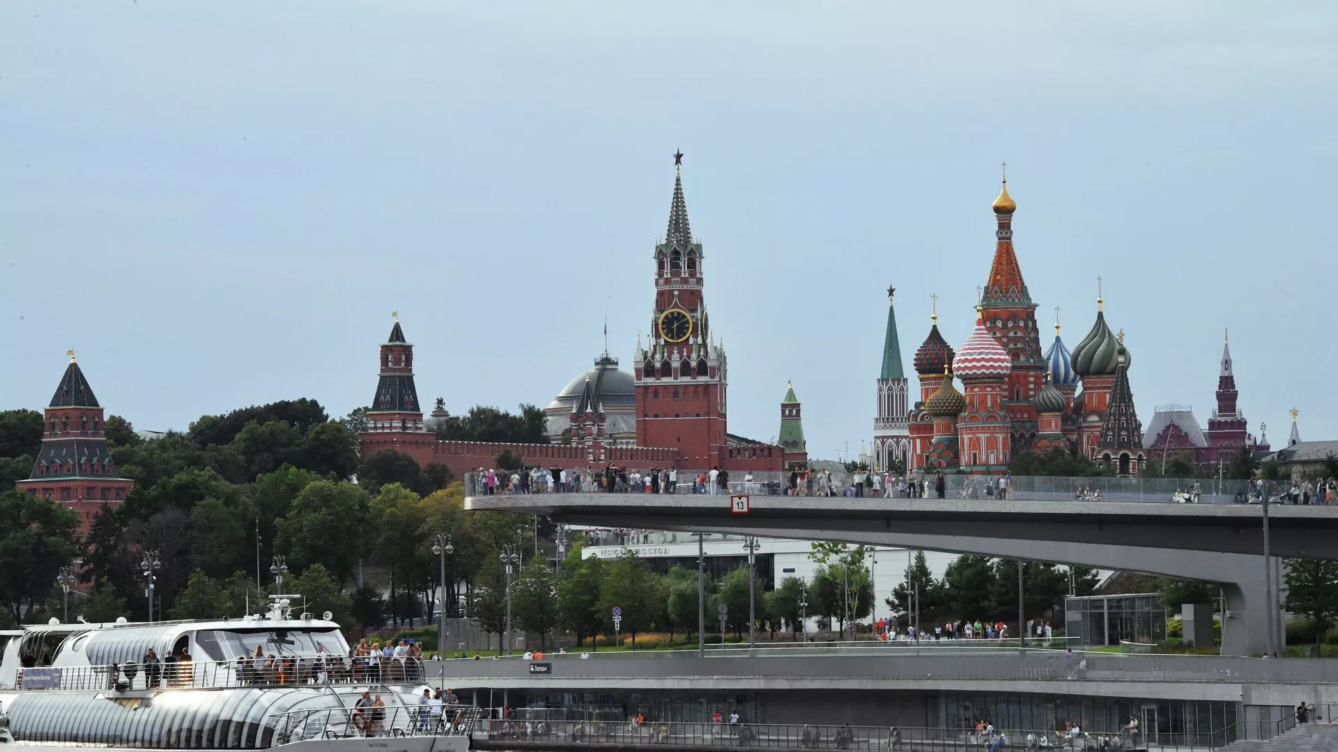 Московский Кремль на фоне теплохода на Москве-реке
