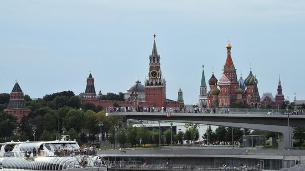 Московский Кремль на фоне теплохода на Москве-реке - اسپوتنیک افغانستان  