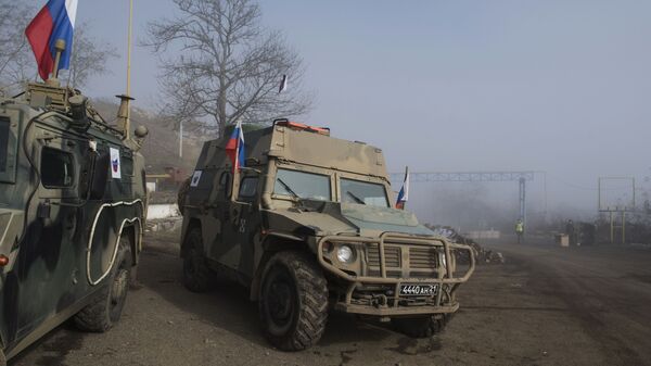Автомобили российских миротворцев в Нагорном Карабахе - اسپوتنیک افغانستان  