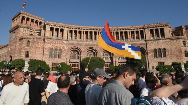 Участники протестов в Ереване на фоне эскалации в Нагорном Карабахе - اسپوتنیک افغانستان  
