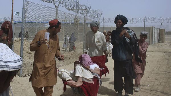 Афганские беженцы въезжают в Пакистан через пограничный переход в Чамане - اسپوتنیک افغانستان  