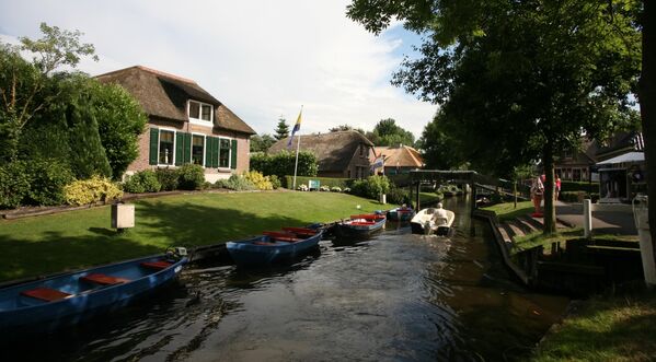 Giethoorn یک روستا در هالند است که در ولایت اوریسل واقع شده‌است. واقع در شهرداری Steenwijkerland، در 5 کیلومتری جنوب غربی Steenwijk. معروف به &quot;ونیز شمال&quot; یا &quot;ونیز هالند&quot; - اسپوتنیک افغانستان  