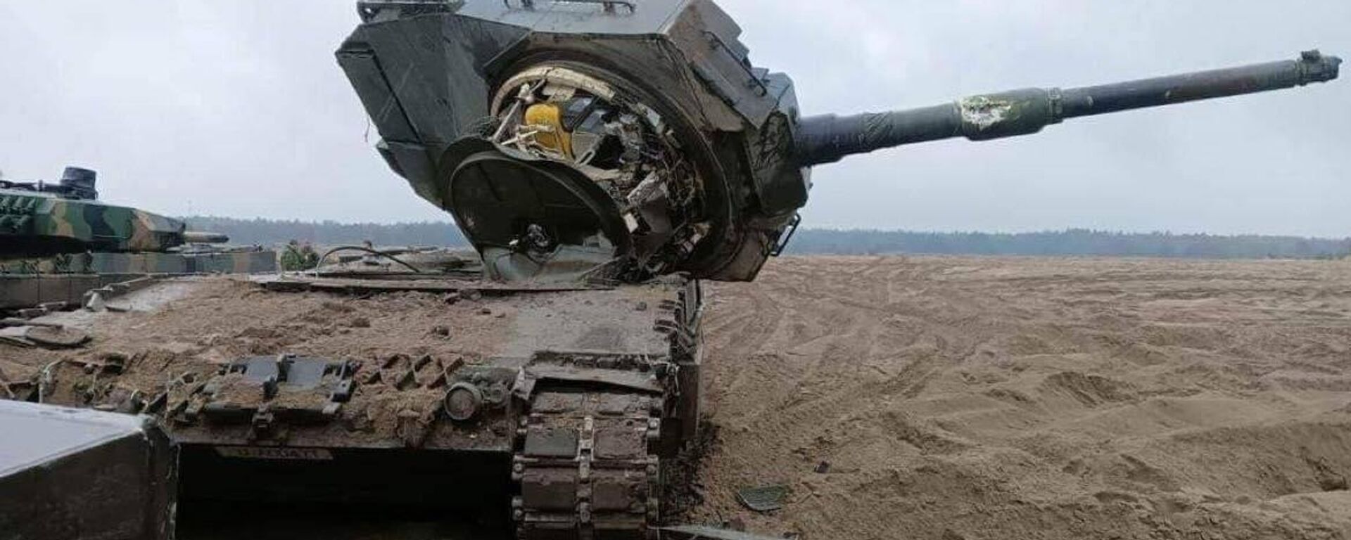 Leopard 2 with its turret ripped off after an accident during training by Ukrainian tankers in western Poland.  - اسپوتنیک افغانستان  , 1920, 22.09.2023