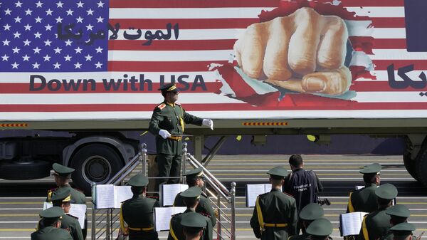 Антиамериканский баннер проносят на грузовике во время ежегодного военного парада, Иран - اسپوتنیک افغانستان  