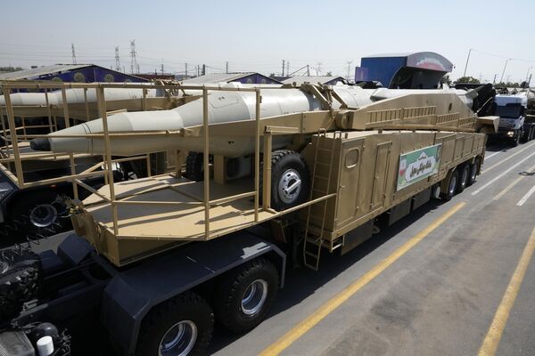 موشک‌های سجیل در یک رژه نظامی سالانه به مناسبت سالگرد آغاز جنگ علیه ایران و عراق حمل می‌شوند. - اسپوتنیک افغانستان  