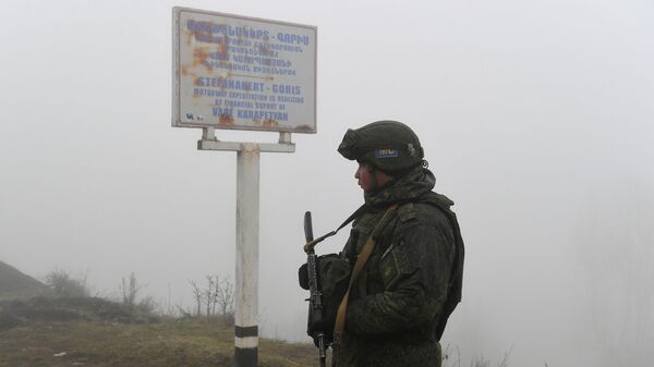 Российский миротворец на блокпосту в Лачинском коридоре - اسپوتنیک افغانستان  