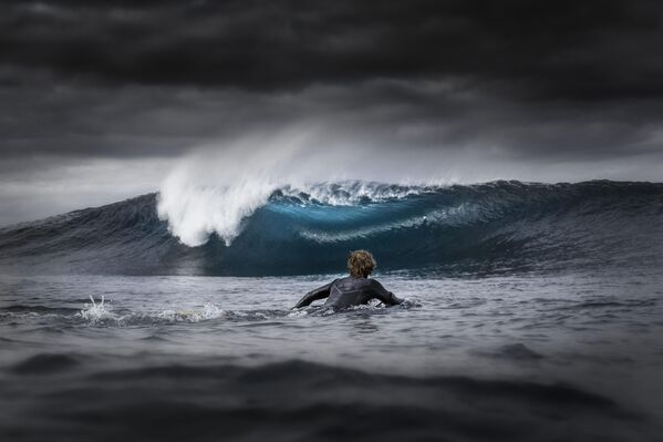 برنده رده بندی مسابقات عکاس اقیانوس 2023 جارویس اسمالمن استرالیای غربییک بادی‌بوردر به سمت دریا پارو می‌زند، در حالی که ابرهای طوفانی بزرگ خورشید را مسدود می‌کنند و یک اثر رنگ آبی برقی روی موج ایجاد می‌کنند. - اسپوتنیک افغانستان  