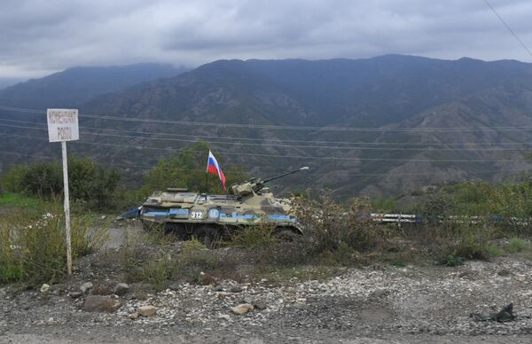 یک نفربر زرهی BTR-82A نیروهای حافظ صلح روسیه در یک ایست بازرسی در قره باغ کوهستانی. - اسپوتنیک افغانستان  