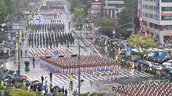 Солдаты принимают участие в военном параде по случаю празднования 75-го дня Вооруженных сил Южной Кореи в Сеуле, Южная Корея - اسپوتنیک افغانستان  