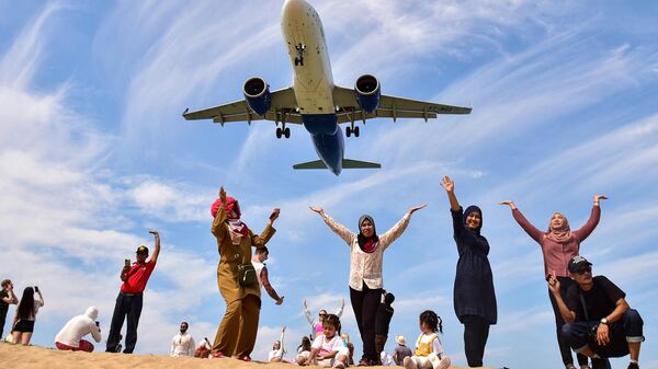 گردشگران در پلاژ مای کائو در فرودگاه بین المللی پوکت در تایلند عکس می گیرند - اسپوتنیک افغانستان  